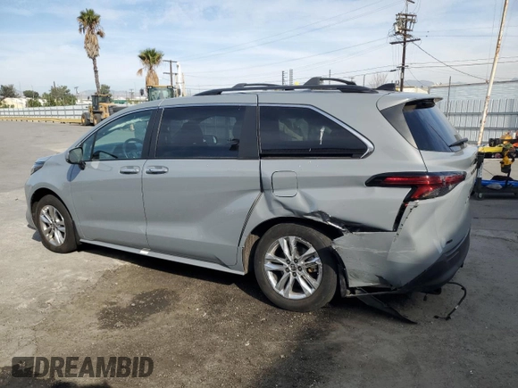 2022 Toyota Sienna XLE Woodland Edition with VIN 5TDASKFC8NS051083, listed as a Copart auction lot 82394134 with 31,538 mi miles and Salvage Title. Bid and sale history available at carsss.com. Image 2.