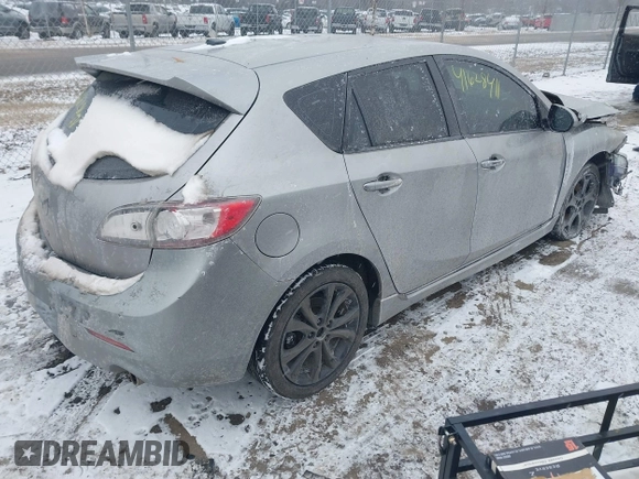 2011 Mazda 3 S Grand Touring z VIN JM1BL1M67B1417049, wystawiony jako IAAI lot #41628411 z przebiegiem 178 790 mil mil oraz . Historia ofert i sprzedaży dostępna na DreamBid. Obrazek 4.