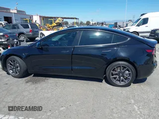 2019 Tesla Model 3 Mid Range z VIN 5YJ3E1EA5KF306816, wystawiony jako IAAI lot #41710916 z przebiegiem 76 222 mil mil oraz . Historia ofert i sprzedaży dostępna na DreamBid. Obrazek 14.