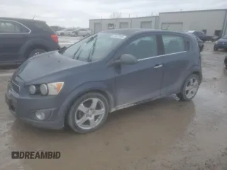 2016 Chevrolet Sonic LTZ z VIN 1G1JE6SB0G4161080, wystawiony jako Copart lot #45457805 z przebiegiem 106 677 mil mil oraz Czysty tytuł • Clean title. Historia ofert i sprzedaży dostępna na DreamBid. Obrazek 1.