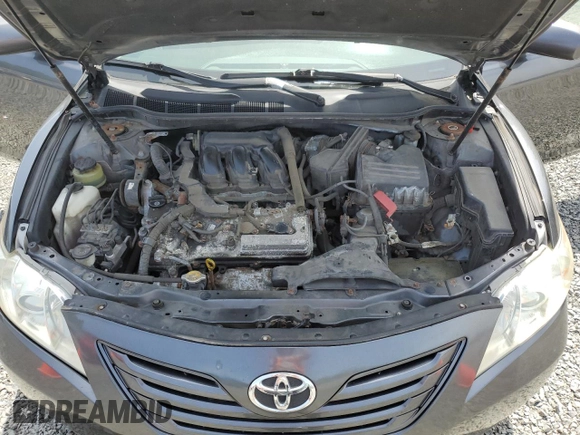 2008 Toyota Camry LE z VIN 4T1BK46K38U564521, wystawiony jako Copart lot #56508825 z przebiegiem 238 689 mil mil oraz Czysty tytuł • Clean title. Historia ofert i sprzedaży dostępna na DreamBid. Obrazek 11.