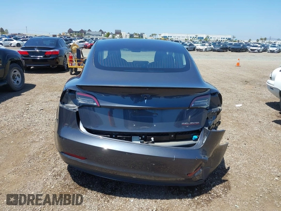 2018 Tesla Model 3 Long Range Battery z VIN 5YJ3E1EB8JF105886, wystawiony jako IAAI lot #42268190 z przebiegiem 80 917 mil mil oraz . Historia ofert i sprzedaży dostępna na DreamBid. Obrazek 17.