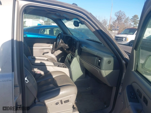 2004 Chevrolet Tahoe LT with VIN 1GNEK13Z74R106289, listed as a IAAI auction lot 41470666 with 211,641 mi miles. Bid and sale history available at carsss.com. Image 5.