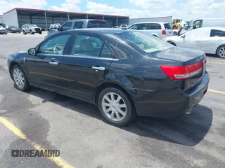 2011 Lincoln MKZ z VIN 3LNHL2GC1BR758157, wystawiony jako IAAI lot #42528517 z przebiegiem 152 699 mil mil oraz . Historia ofert i sprzedaży dostępna na DreamBid. Obrazek 3.