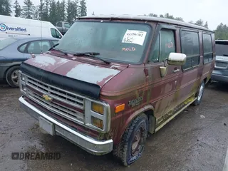 1991 Chevrolet Chevy Van z VIN 1GBEG25K0M7138789, wystawiony jako IAAI lot #42356002 z przebiegiem 137 404 mil mil oraz . Historia ofert i sprzedaży dostępna na DreamBid. Obrazek 2.