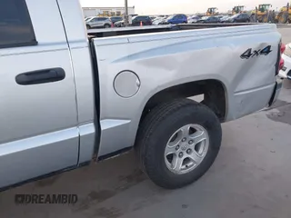 2005 Dodge Dakota SLT z VIN 1D7HW48N35S310086, wystawiony jako IAAI lot #42020235 z przebiegiem 267 357 mil mil oraz . Historia ofert i sprzedaży dostępna na DreamBid. Obrazek 6.