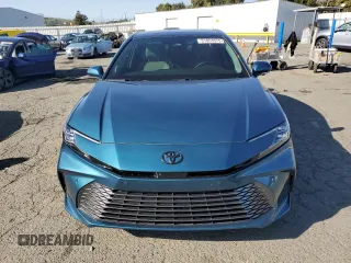 2025 Toyota Camry LE z VIN 4T1DBADK3SU502862, wystawiony jako Copart lot #51853575 z przebiegiem 31 601 mil mil oraz Szkoda całkowita • Salvage title. Historia ofert i sprzedaży dostępna na DreamBid. Obrazek 5.