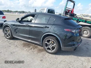 2024 Alfa Romeo Stelvio Veloce z VIN ZASPAKBN7R7D70471, wystawiony jako IAAI lot #41231215 z przebiegiem 30 393 mil mil oraz . Historia ofert i sprzedaży dostępna na DreamBid. Obrazek 3.