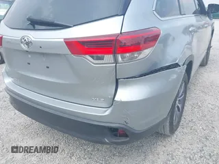 2018 Toyota Highlander SE z VIN 5TDKZRFH4JS544239, wystawiony jako IAAI lot #42429079 z przebiegiem 121 406 mil mil oraz . Historia ofert i sprzedaży dostępna na DreamBid. Obrazek 20.