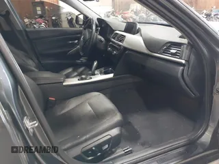2013 BMW 3 Series 328i xDrive с VIN WBA3B5G50DNP40353, выставлен на аукционе IAAI как лот 42425411 с пробегом 112 879 миль миль и . История ставок и продаж доступна на DreamBid. Изображение 5.