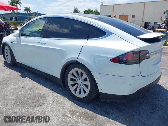 2017 Tesla Model X 90D z VIN 5YJXCBE20HF070252, wystawiony jako IAAI lot #42281644 z przebiegiem 39 362 mil mil oraz . Historia ofert i sprzedaży dostępna na DreamBid. Obrazek 3.