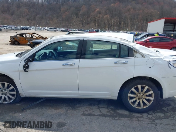 2014 Chrysler 200 Limited z VIN 1C3CCBCGXEN152570, wystawiony jako IAAI lot #41901310 z przebiegiem 135 752 mil mil oraz . Historia ofert i sprzedaży dostępna na DreamBid. Obrazek 15.