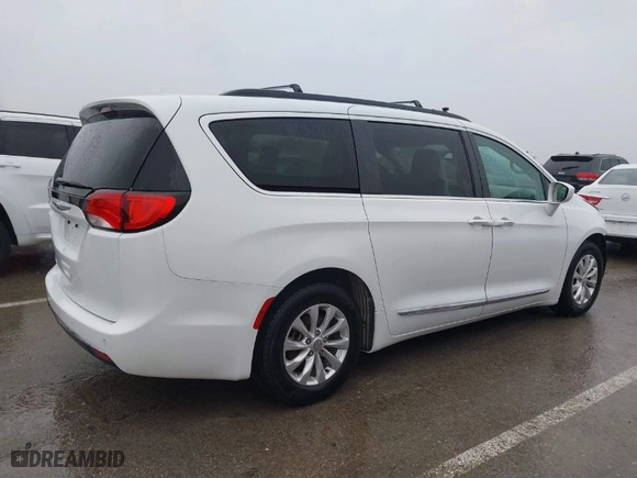 2017 Chrysler Pacifica Touring-L with VIN 2C4RC1BGXHR762543, listed as a IAAI auction lot 41447454 with NaN miles. Bid and sale history available at carsss.com. Image 13.