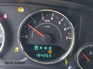 2013 Jeep Wrangler Unlimited Freedom z VIN 1C4BJWDG8DL648870, wystawiony jako IAAI lot #41909372 z przebiegiem 184 203 mil mil oraz . Historia ofert i sprzedaży dostępna na DreamBid. Obrazek 15.