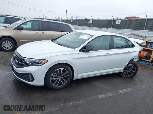 2024 Volkswagen Jetta Sport z VIN 3VWBM7BU9RM070948, wystawiony jako IAAI lot #41897872 z przebiegiem 7 521 mil mil oraz . Historia ofert i sprzedaży dostępna na DreamBid. Obrazek 14.