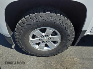 2017 Chevrolet Colorado 2WD WT z VIN 1GCHSBEN9H1265759, wystawiony jako IAAI lot #42727938 z przebiegiem 93 775 mil mil oraz . Historia ofert i sprzedaży dostępna na DreamBid. Obrazek 1.