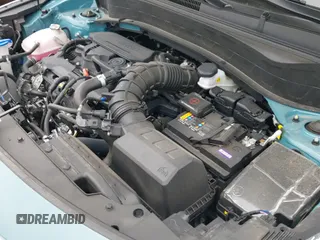 2025 Kia Seltos SX z VIN KNDETCA72S7791944, wystawiony jako IAAI lot #42658983 z przebiegiem 7 667 mil mil oraz . Historia ofert i sprzedaży dostępna na DreamBid. Obrazek 20.
