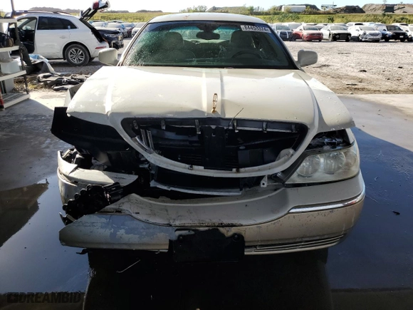 2005 Lincoln Town Car Signature Limited with VIN 1LNHM82W35Y662117, listed as a Copart auction lot 84453374 with 163,221 mi miles and Salvage Title. Bid and sale history available at carsss.com. Image 5.