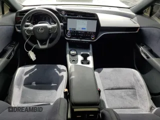 2023 Lexus RZ 450e Premium z VIN JTJAAAAB9PA011698, wystawiony jako Copart lot #64390964 z przebiegiem 12 303 mil mil oraz Szkody całkowita. Historia ofert i sprzedaży dostępna na DreamBid. Obrazek 8.