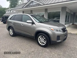 2014 Kia Sorento LX z VIN 5XYKTCA69EG542686, wystawiony jako IAAI lot #42475453 z przebiegiem 128 962 mil mil oraz . Historia ofert i sprzedaży dostępna na DreamBid. Obrazek 1.