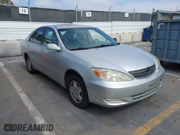 2003 Toyota Camry LE z VIN 4T1BF32K33U044476, wystawiony jako IAAI lot #42464651 z przebiegiem 206 004 mil mil oraz . Historia ofert i sprzedaży dostępna na DreamBid. Obrazek 1.