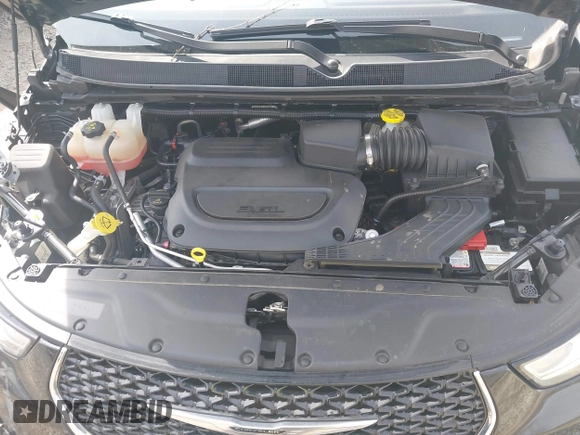 2022 Chrysler Pacifica Touring L with VIN 2C4RC1BG3NR181915, listed as a IAAI auction lot 41946833 with 69,590 mi miles and . Bid and sale history available at DreamBid. Image 10.