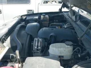 2003 Chevrolet Silverado 2500HD LS z VIN 1GCHK23U93F155736, wystawiony jako IAAI lot #42825912 z przebiegiem 195 691 mil mil oraz . Historia ofert i sprzedaży dostępna na DreamBid. Obrazek 19.
