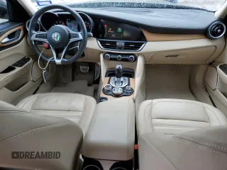 2018 Alfa Romeo Giulia Ti Sport z VIN ZARFAECN5J7575267, wystawiony jako Copart lot #55278855 z przebiegiem 32 092 mil mil oraz Szkody całkowita. Historia ofert i sprzedaży dostępna na DreamBid. Obrazek 8.