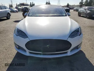 2014 Tesla Model S 60 with VIN 5YJSA1H15EFP53881, listed as a Copart auction lot 45136545 with 111,143 mi miles and Salvage Title. Bid and sale history available at DreamBid. Image 5.