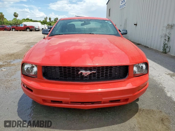 2005 Ford Mustang Deluxe z VIN 1ZVFT80N955154676, wystawiony jako Copart lot #61267825 z przebiegiem 191 439 mil mil oraz Czysty tytuł • Clean title. Historia ofert i sprzedaży dostępna na DreamBid. Obrazek 5.
