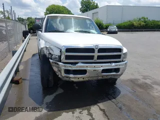 1999 Dodge 1500 z VIN 3B7HC13Z3XM535941, wystawiony jako IAAI lot #42174202 z przebiegiem 169 349 mil mil oraz . Historia ofert i sprzedaży dostępna na DreamBid. Obrazek 6.