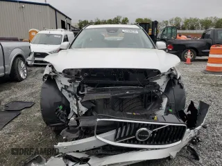 2022 Volvo XC60 Momentum z VIN YV4L12RK3N1083867, wystawiony jako Copart lot #51636235 z przebiegiem 30 390 mil mil oraz Szkody całkowita. Historia ofert i sprzedaży dostępna na DreamBid. Obrazek 5.