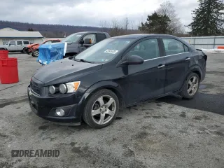 2012 Chevrolet Sonic LTZ z VIN 1G1JE5SH9C4147669, wystawiony jako Copart lot #42945435 z przebiegiem 91 321 mil mil oraz Szkoda całkowita • Salvage title. Historia ofert i sprzedaży dostępna na DreamBid. Obrazek 1.