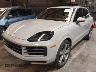 2024 Porsche Cayenne z VIN WP1AA2AY5RDA01585, wystawiony jako IAAI lot #41908153 z przebiegiem 15 559 mil mil oraz . Historia ofert i sprzedaży dostępna na DreamBid. Obrazek 2.