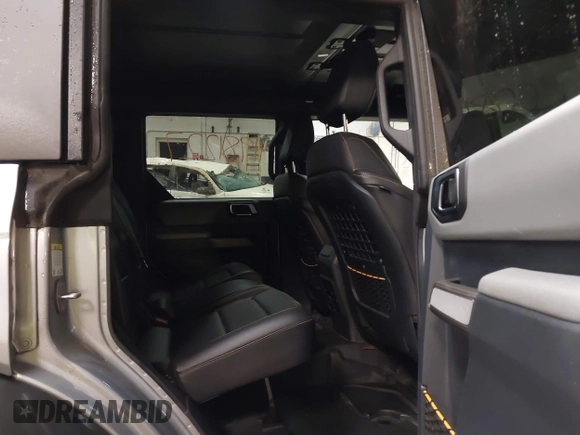 2023 Ford Bronco z VIN 1FMEE5DP2PLB55066, wystawiony jako IAAI lot #41981227 z przebiegiem 16 137 mil mil oraz . Historia ofert i sprzedaży dostępna na DreamBid. Obrazek 8.