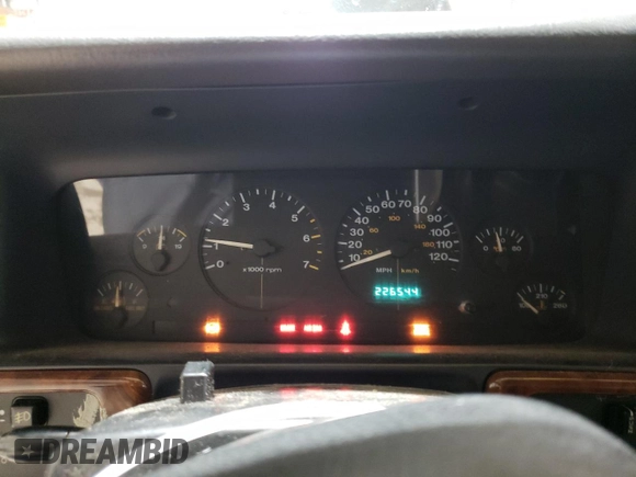 1998 Jeep Grand Cherokee Laredo with VIN 1J4GZ48SXWC183782, listed as a Copart auction lot 41700675 with 226,544 mi miles and Salvage Title. Bid and sale history available at carsss.com. Image 9.