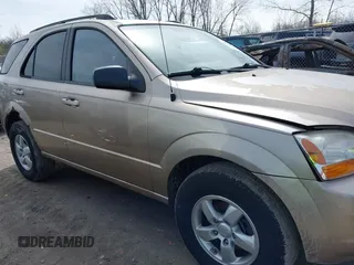 2009 Kia Sorento LX with VIN KNDJC735X95873640, listed as a IAAI auction lot 41918106 with 120,179 mi miles. Bid and sale history available at carsss.com. Image 13.