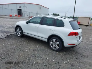 2012 Volkswagen Touareg Sport z VIN WVGEF9BP0CD006506, wystawiony jako IAAI lot #42355432 z przebiegiem 175 346 mil mil oraz . Historia ofert i sprzedaży dostępna na DreamBid. Obrazek 3.