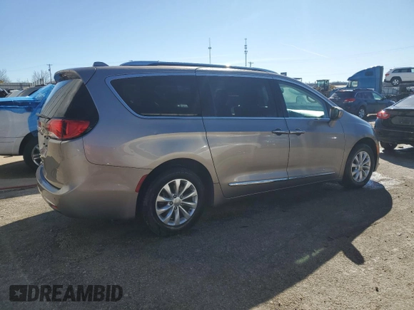 2018 Chrysler Pacifica Touring L Plus z VIN 2C4RC1EG7JR261627, wystawiony jako Copart lot #46944335 z przebiegiem 97 491 mil mil oraz Szkody całkowita. Historia ofert i sprzedaży dostępna na DreamBid. Obrazek 3.
