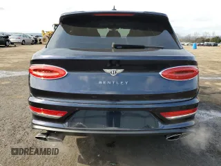 2022 Bentley Bentayga V8 z VIN SJAAM2ZV5NC016981, wystawiony jako Copart lot #43359514 z przebiegiem 8814 mil mil oraz . Historia ofert i sprzedaży dostępna na DreamBid. Obrazek 6.