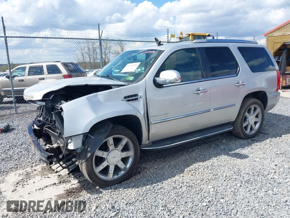 2010 Cadillac Escalade Luxury z VIN 1GYUKBEF1AR269054, wystawiony jako IAAI lot #39255908 z przebiegiem 96 965 mil mil oraz . Historia ofert i sprzedaży dostępna na DreamBid. Obrazek 18.