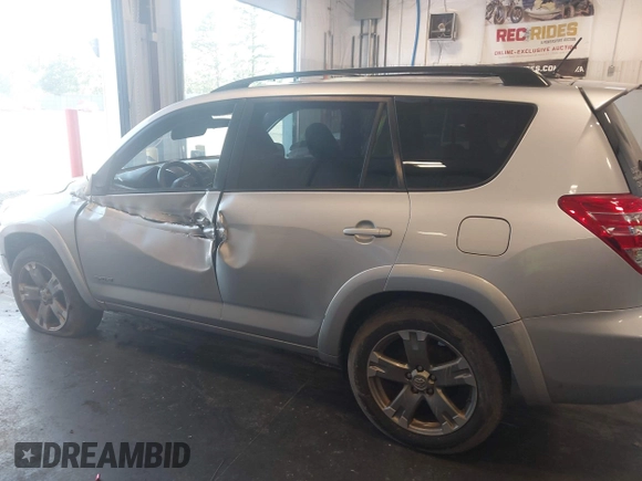 2010 Toyota RAV4 Sport z VIN 2T3RF4DV6AW080727, wystawiony jako IAAI lot #42526299 z przebiegiem Nie podano mil oraz . Historia ofert i sprzedaży dostępna na DreamBid. Obrazek 14.