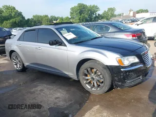 2014 Chrysler 300 S z VIN 2C3CCAGG5EH384734, wystawiony jako IAAI lot #42500063 z przebiegiem 80 000 mil mil oraz . Historia ofert i sprzedaży dostępna na DreamBid. Obrazek 1.