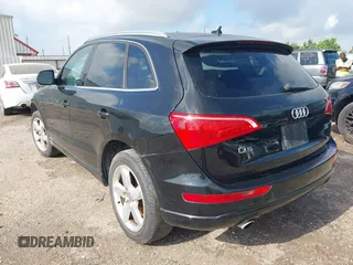 2010 Audi Q5 Premium Plus z VIN WA1LKAFP9AA081331, wystawiony jako IAAI lot #42735716 z przebiegiem 180 311 mil mil oraz . Historia ofert i sprzedaży dostępna na DreamBid. Obrazek 3.
