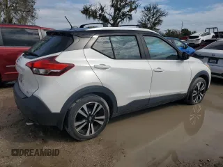 2018 Nissan Kicks SV z VIN 3N1CP5CU2JL540669, wystawiony jako Copart lot #58874115 z przebiegiem Nie podano mil oraz Nie do naprawy • Non repairable. Historia ofert i sprzedaży dostępna na DreamBid. Obrazek 3.