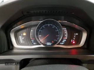 2018 Volvo V60 z VIN YV440MWK4J2056365, wystawiony jako Copart lot #58726445 z przebiegiem 42 542 mil mil oraz Szkoda całkowita • Salvage title. Historia ofert i sprzedaży dostępna na DreamBid. Obrazek 9.
