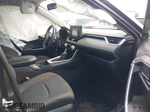 2021 Toyota RAV4 LE z VIN 2T3H1RFV5MC155993, wystawiony jako IAAI lot #42259037 z przebiegiem 79 719 mil mil oraz . Historia ofert i sprzedaży dostępna na DreamBid. Obrazek 5.