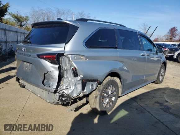 2021 Toyota Sienna LE with VIN 5TDKRKEC5MS031518, listed as a Copart auction lot 81597184 with 52,829 mi miles and Salvage Title. Bid and sale history available at carsss.com. Image 3.