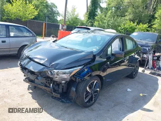 2024 Nissan Versa SR z VIN 3N1CN8FV7RL916970, wystawiony jako IAAI lot #42451275 z przebiegiem 22 324 mil mil oraz . Historia ofert i sprzedaży dostępna na DreamBid. Obrazek 2.