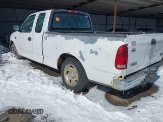 2002 Ford F-150 XL z VIN 1FTRX17W02KB68165, wystawiony jako IAAI lot #41613625 z przebiegiem 151 957 mil mil oraz . Historia ofert i sprzedaży dostępna na DreamBid. Obrazek 3.